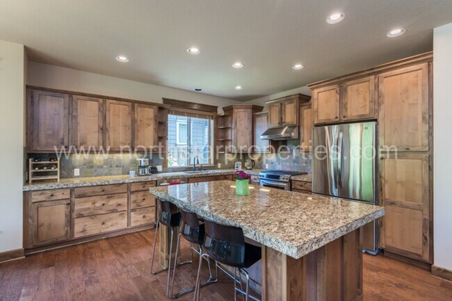 Building Photo - Charming SE Portland Craftsman