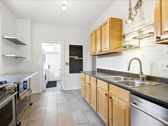 Building Photo - Salt Lake Central: large 3 bedroom, 2 bath + office