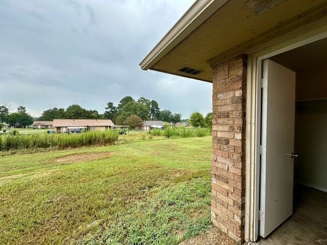 Building Photo - Available Now! Newly Updated 3/2 in Flint!