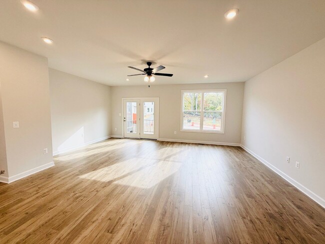 Building Photo - 4 Bed / 3.5 Bath Brand New Townhouse (12/7...