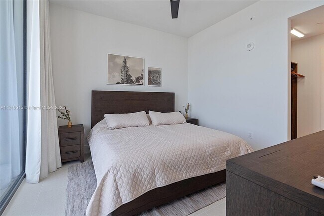 Building Photo - 601 NE 1st Ave