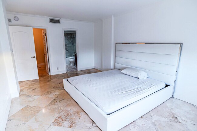 Building Photo - 2900 NE 30th St