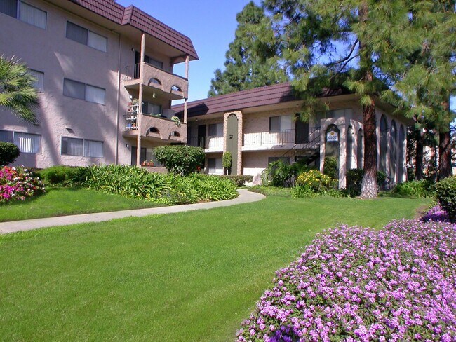 Building Photo - 5444 Reservoir Dr