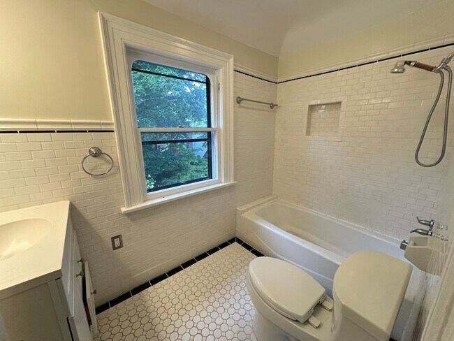 Building Photo - Single Family Heritage Hill Home! Two Bedr...