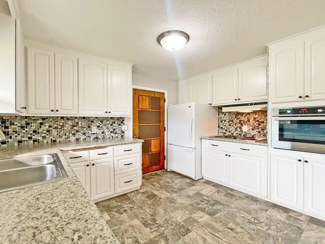 Building Photo - Spacious Redone Rambler with Huge 1/2 Acre Yard, Deck, Patio, Primary Suite, 3-BRs on Main Level ...
