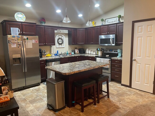 Building Photo - Spacious 2 Bedroom Twinhome SORRY NO PETS!!