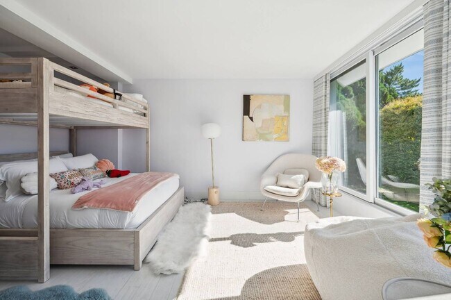 Building Photo - 8 Heller Ln