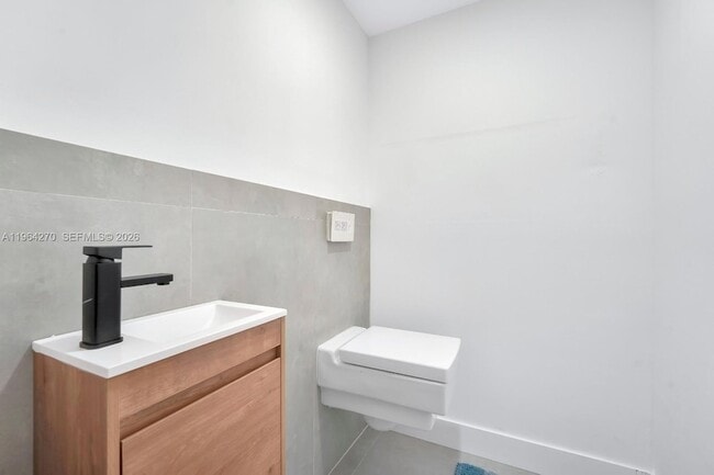 Building Photo - 2350 NE 135th St