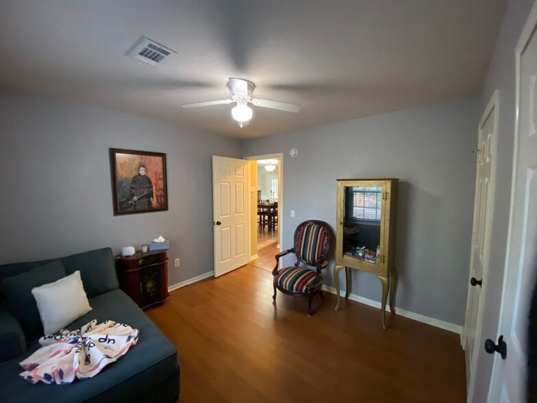 Building Photo - 254 E Sunset Dr