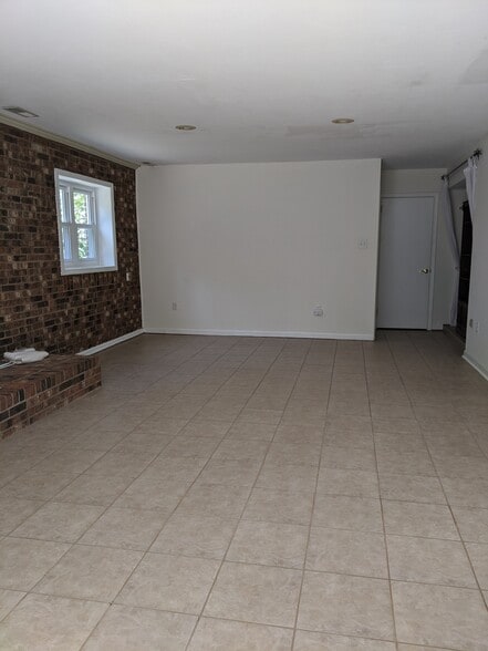 Living area - 20544 Oatlands Chase Pl