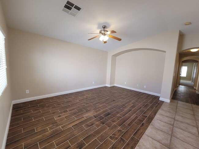 Building Photo - Beautiful Single Story Town Home in Mountains Edge Community