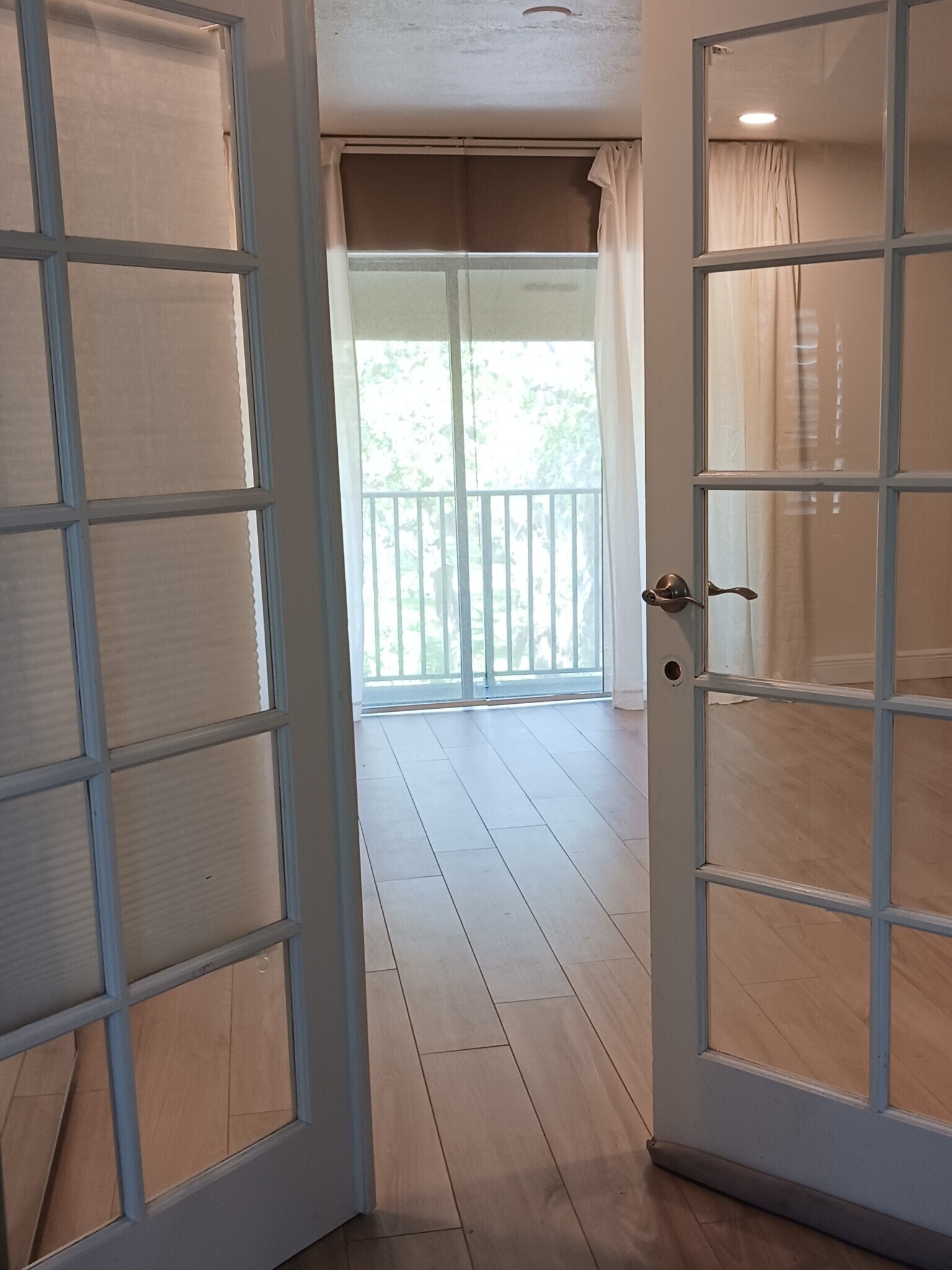 Master bedroom with balcony - 441 N Harbor City Blvd