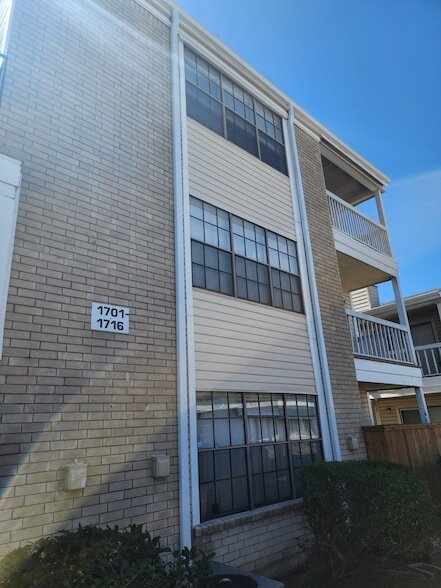 Building Photo - 2750 Holly Hall St