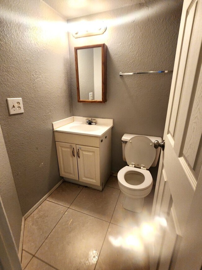Building Photo - 2 bed 2 bath condo