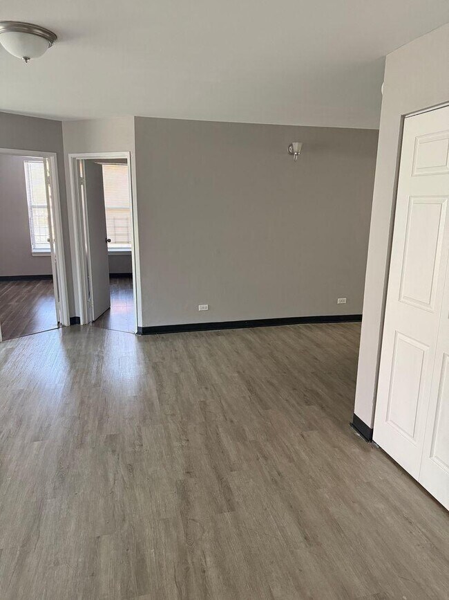 Building Photo - 4 bedroom in Chicago IL Chicago