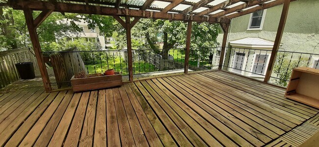 Building Photo - 104 Franklin St