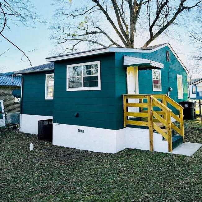 Building Photo - 1301 19th Pl SW