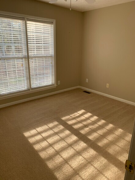 Building Photo - 220 Buck Point Ct