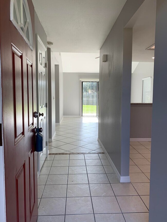 Building Photo - Beautiful and Updated 2/2 in Kissimmee