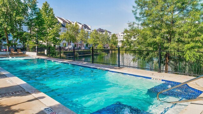 Building Photo - 2003 Covent Garden Station