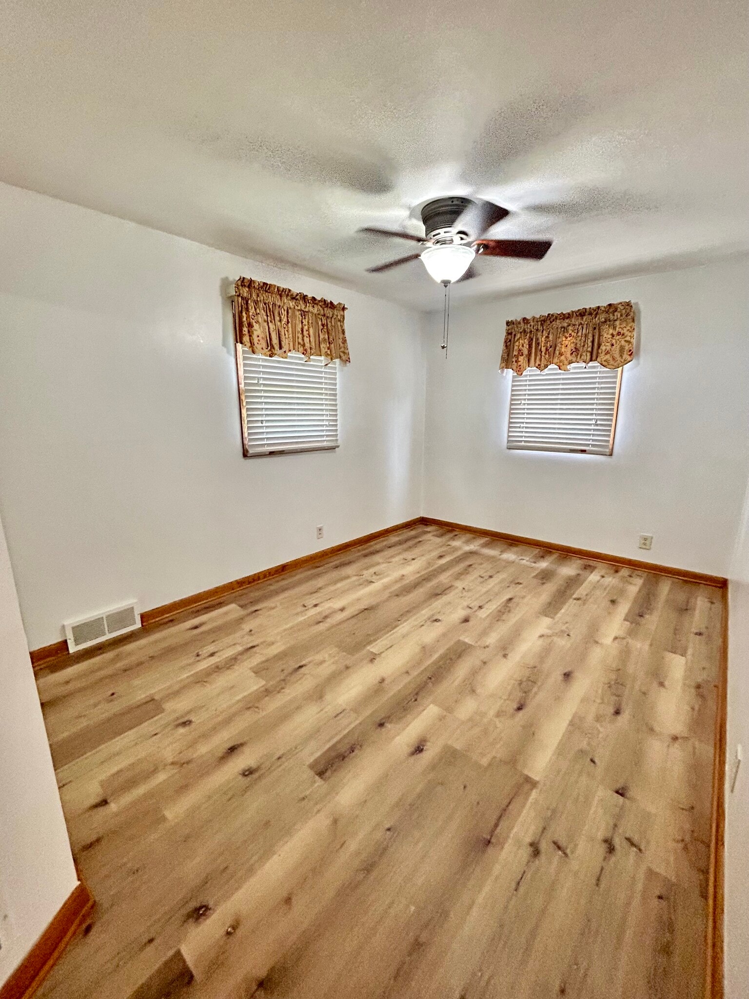 Building Photo - 617 S 6th Ave