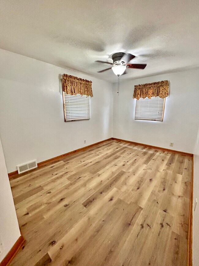 Building Photo - 617 S 6th Ave