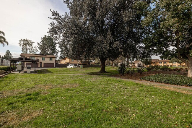 Building Photo - Beautiful 2 Bedroom Townhouse in Santee | Spacious Yard!