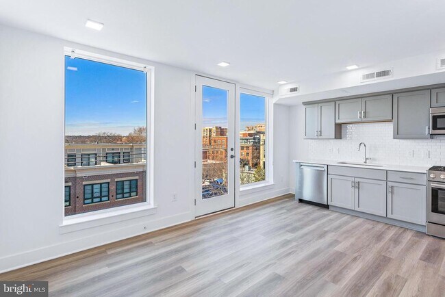 Building Photo - 701 N Henry St