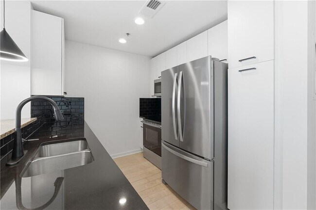 Building Photo - 3324 Peachtree Rd NE