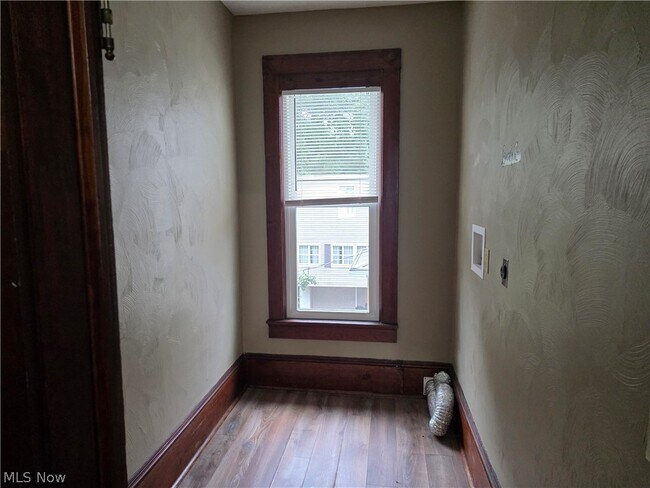 Building Photo - 407 N 10th St