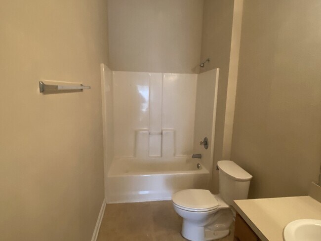 Building Photo - First-Floor 2BR/2BA Condo in Gated Nature’s Hideaway – Pool, Playground & Convenient Westside Loc...