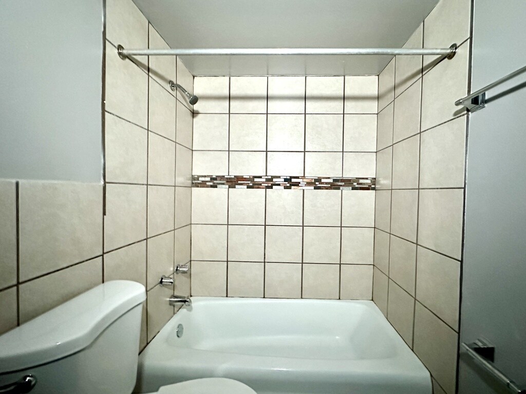 Building Photo - 5820 N Sheridan Rd