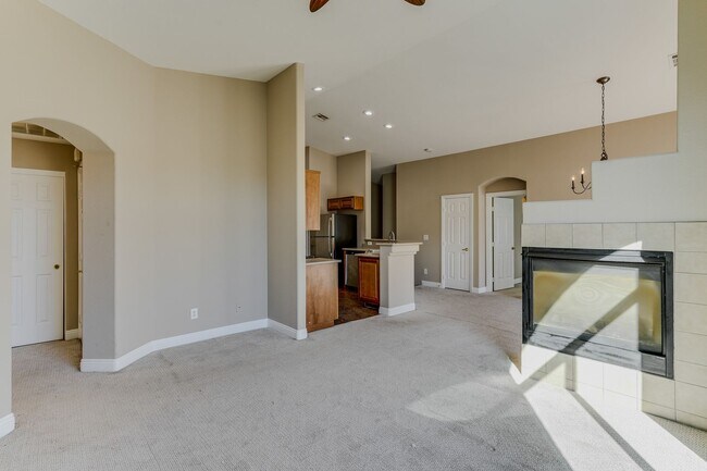 Building Photo - Cozy 2-Bedroom Henderson Townhome with Double-Sided Fireplace