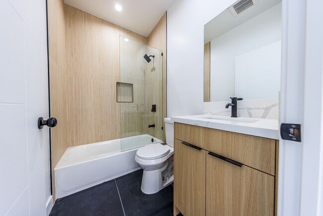 Building Photo - 2847 S Victoria Ave