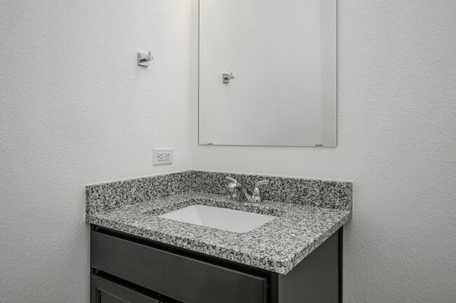 Building Photo - 1606 W 5th St