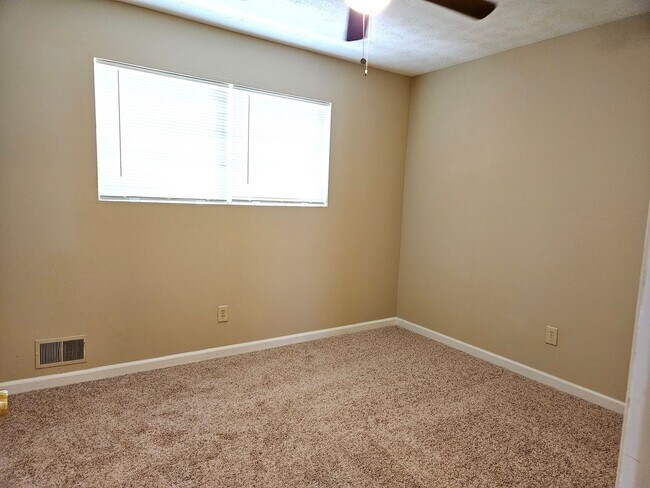 Building Photo - Rare 3 bed 2 bath home located in Kennesaw