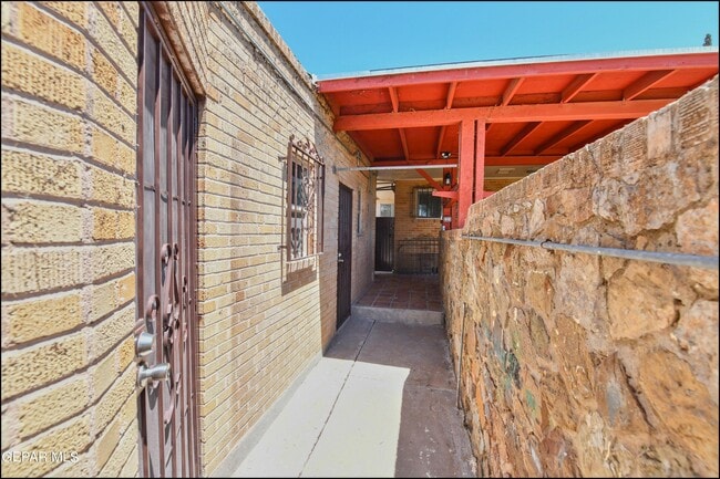 Building Photo - 3030 Aurora Ave
