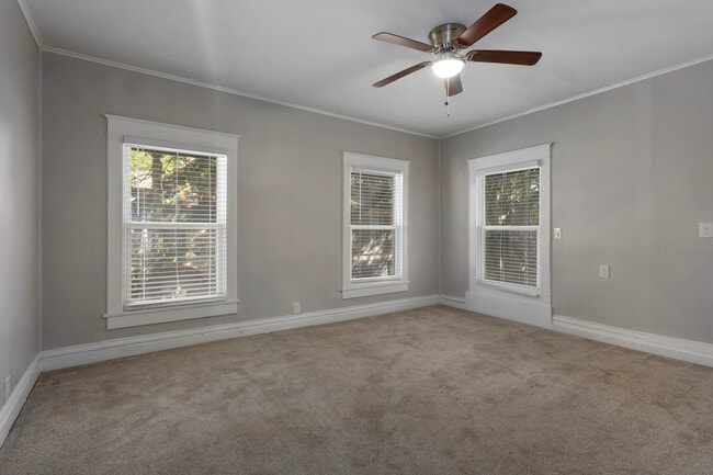 Building Photo - 915 E 29th St