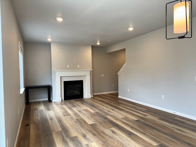 Building Photo - 10848 Hayloft St