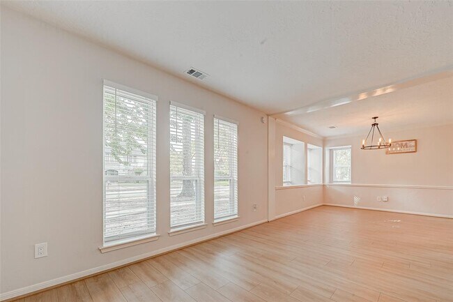 Building Photo - 318 Pine Manor Dr