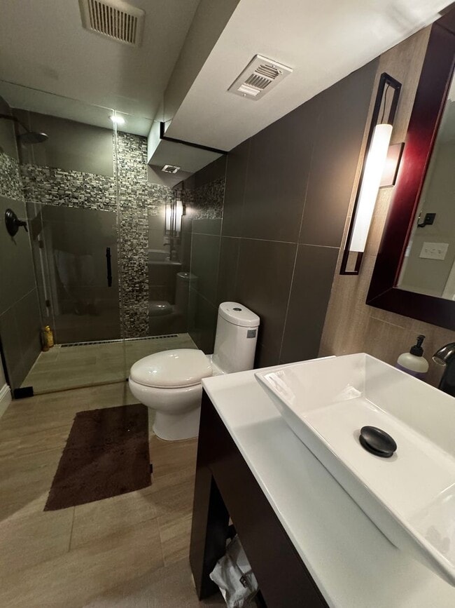 Building Photo - NEWLY RENOVATED EXPANSIVE 5BD 4BA BRIGHTWOOD HOME