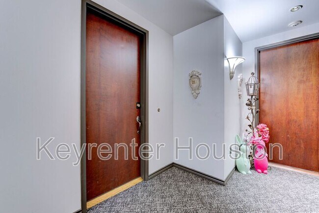 Building Photo - 1005 S Shepherd Dr