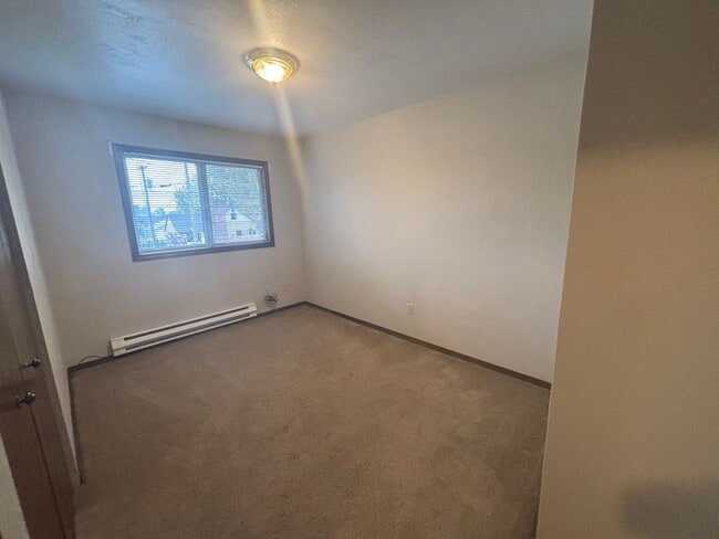 Building Photo - Cozy 3 Bedroom Duplex with Private Backyard