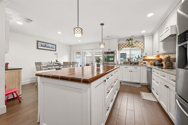Building Photo - 12705 Huntingwick Dr