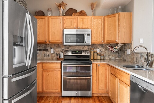 Building Photo - Modern 2-Bed, 2.5-Bath Corner Unit in Arva...