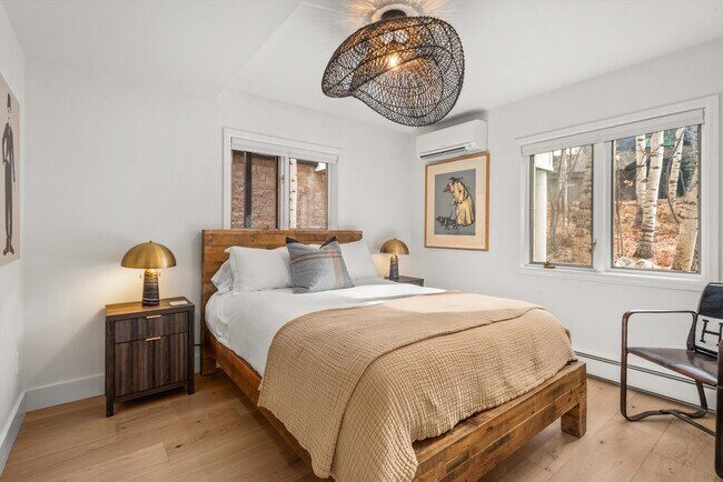 Building Photo - 262 Eastwood Rd