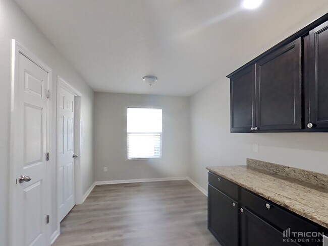 Building Photo - 77013 Birdseye Ct