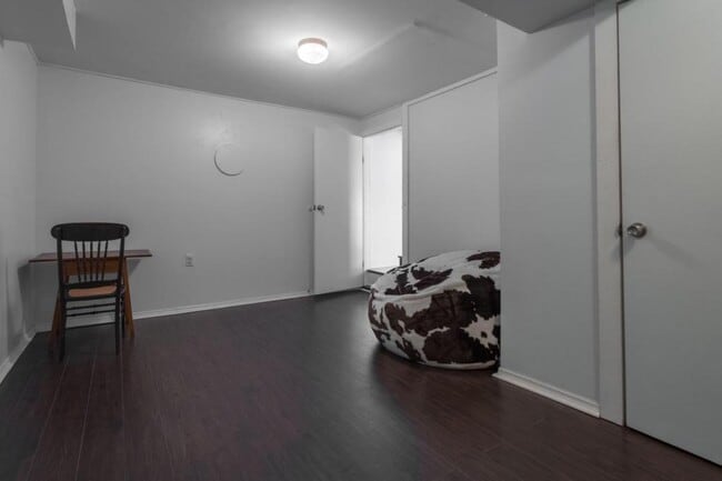 Building Photo - 2822 W Walnut St #16