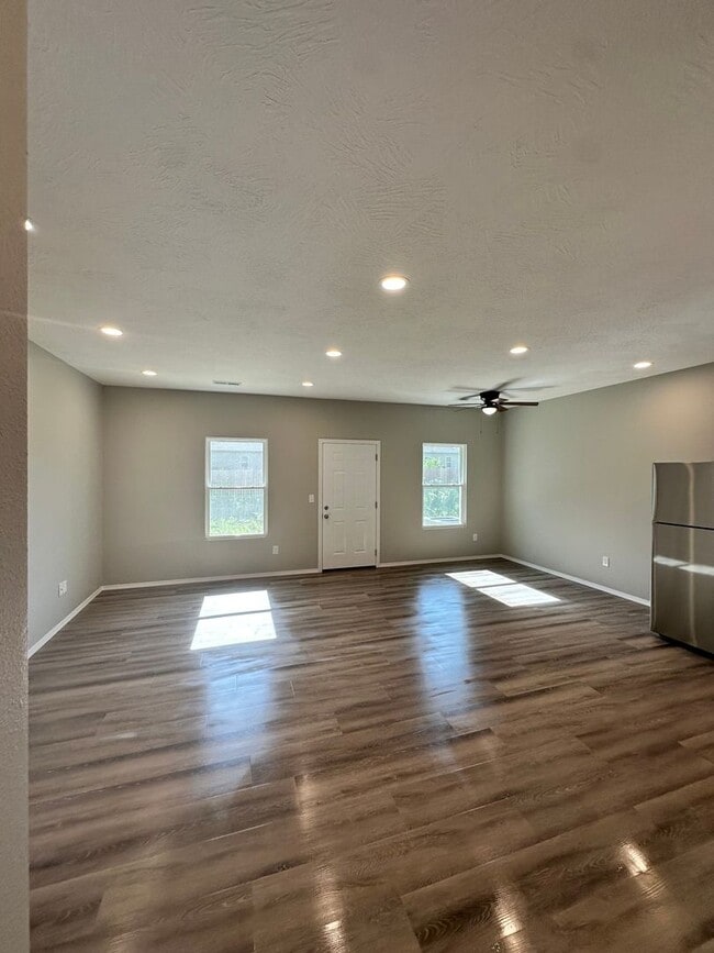 Building Photo - 586 N Airport Rd