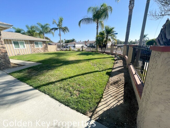 Building Photo - Nicely renovate corner property with a pool!